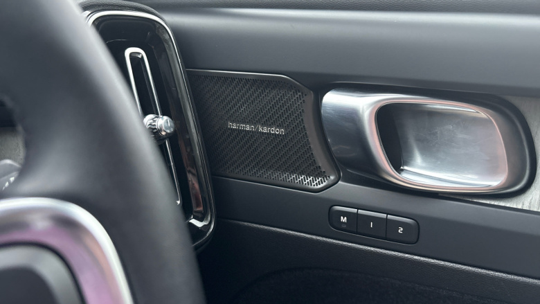 Volvo XC40 2.0 B4P Ultra Dark 5dr Auto Petrol Estate